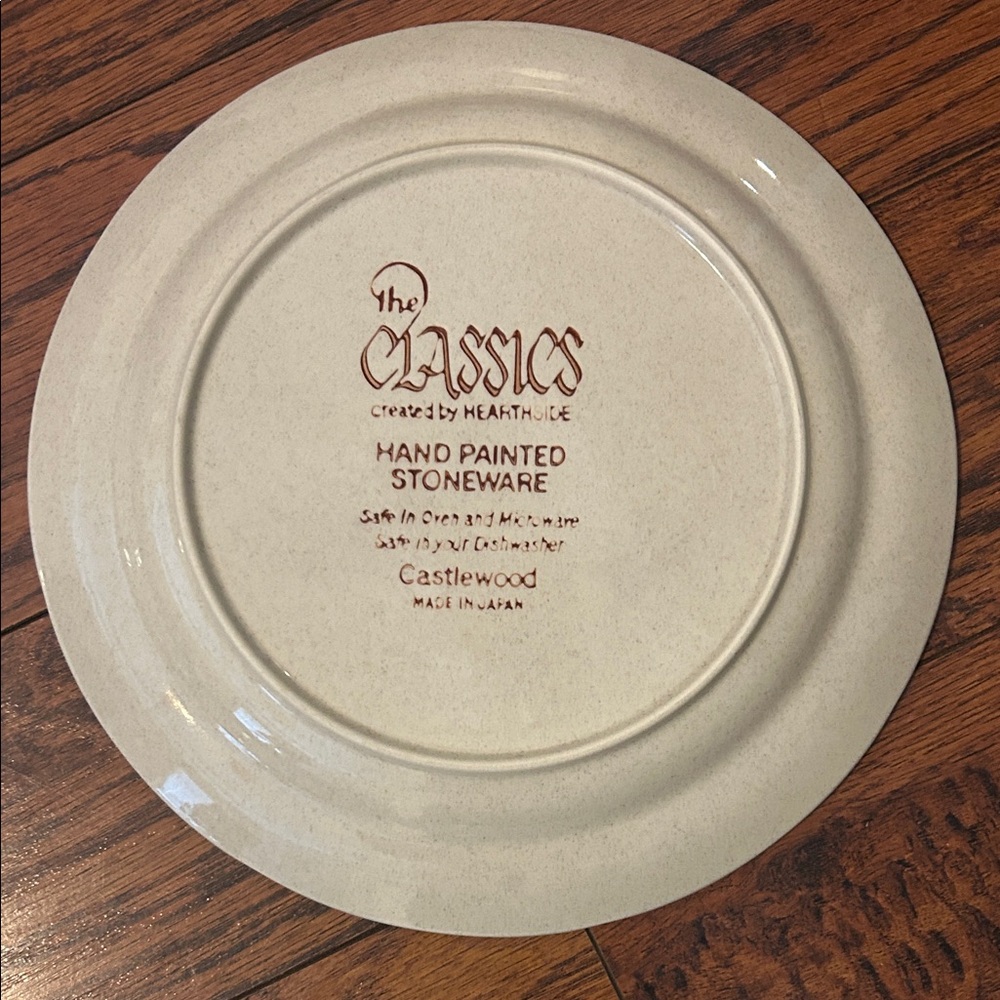 Vgt Hearthside Castlewood dinner plates. Hand painted stoneware Japan. - Picture 9 of 11